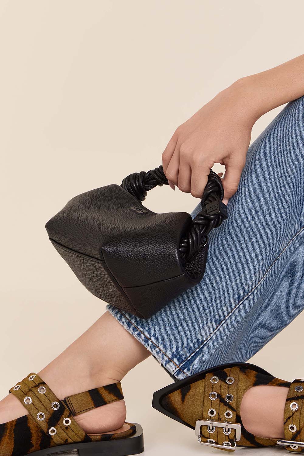 תמונת כל הלוק של תיק בו מיני